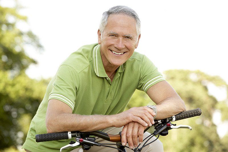 férfi kerékpáron könyököl egészséges